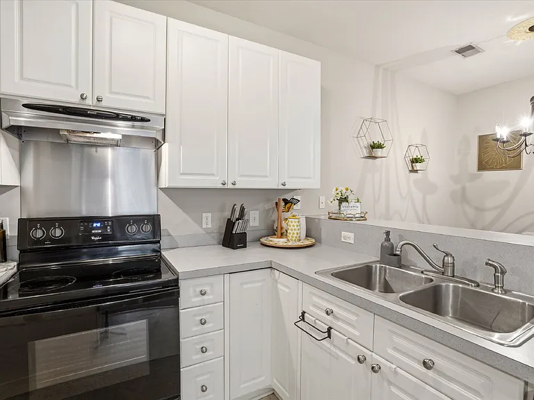 407 S Elgin Ct — Photo 9