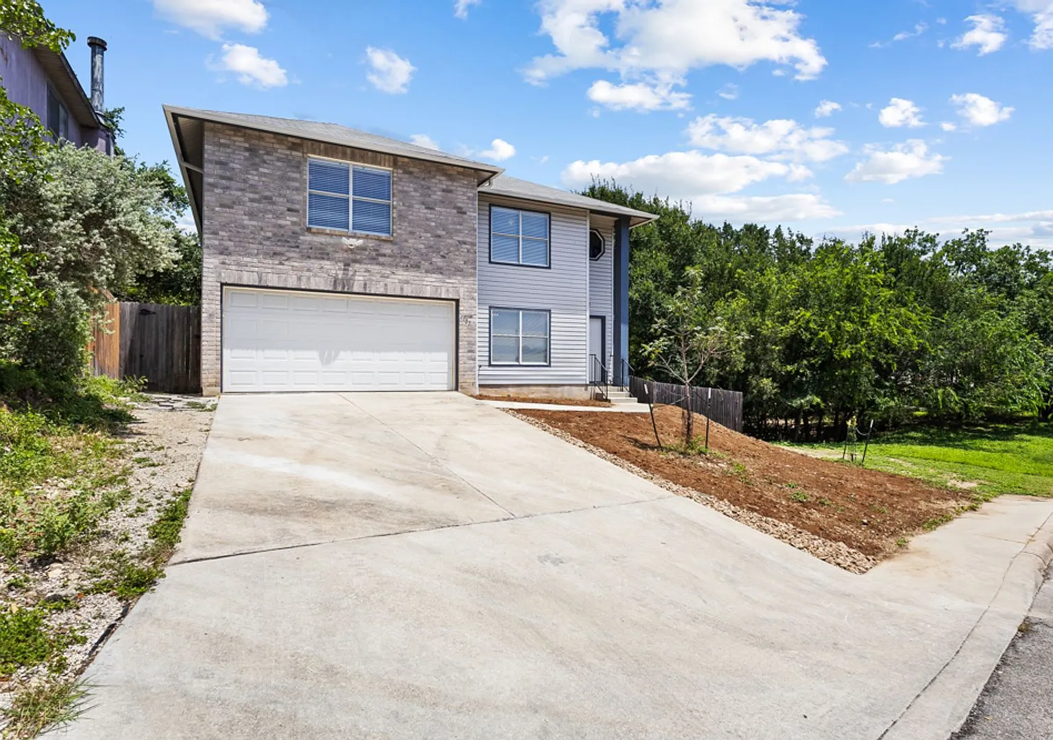 4 Bedroom/2.4 Bath Oak Bluff Subdivision — Photo 2