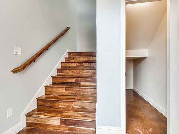 2712 Merida | Duplex blocks from TCU | Foyer and steps up to unit. Under-stair storage.