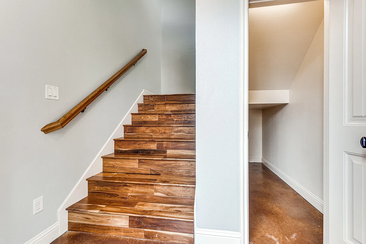 2712 Merida | Duplex blocks from TCU | Foyer and steps up to unit. Under-stair storage. - 2712 Merida Ave