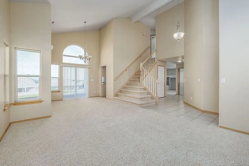 4 bed, 3.0 bath, 2172 sqft, $2,600 — Photo 2