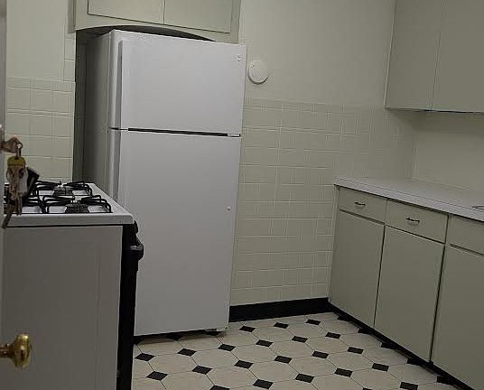 4th image of 266 Crestwood Ave