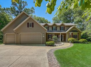N52W21913 Virginia Ln, Menomonee Falls, WI 53051