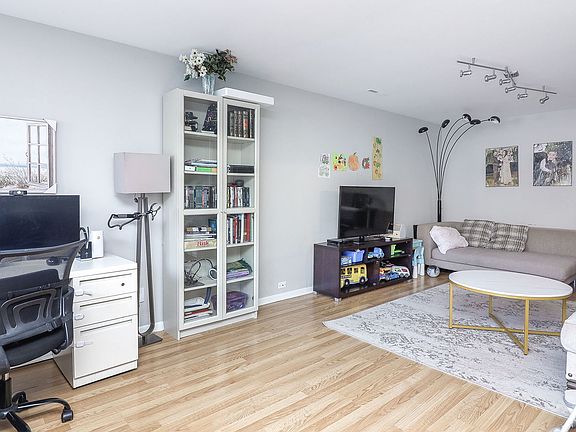 3rd image of 949 Pleasant St APT 1A