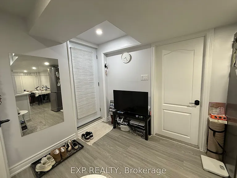 130 Adventure Cres #LOWER — Photo 9