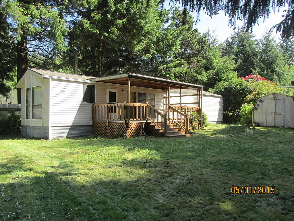 392 NE Alder St photo 1