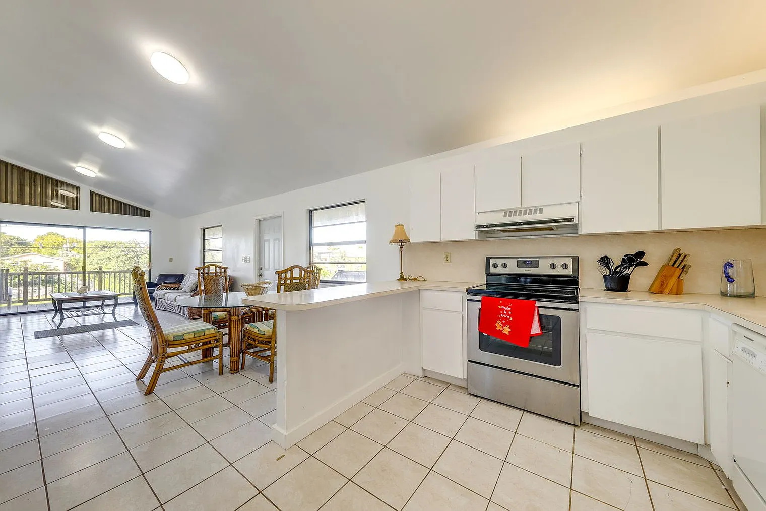 2 bed, 2.0 bath, 2098 sqft, $4,580 — Photo 4
