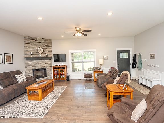 3rd image of 6105 Henwick Ln