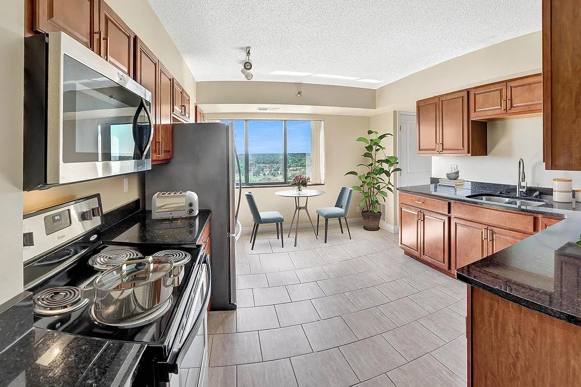 Skyrise Luxury Apartments — Photo 1