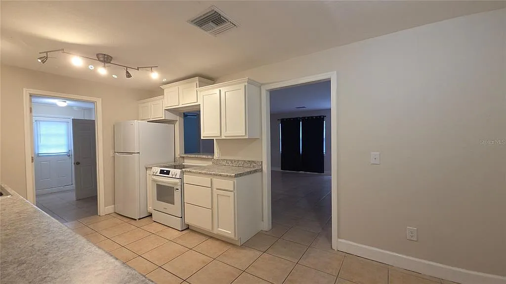 3 bed, 2.0 bath, 1864 sqft, $2,150 — Photo 4