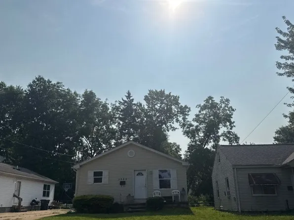 1205 Packard Dr, Akron, OH 44320