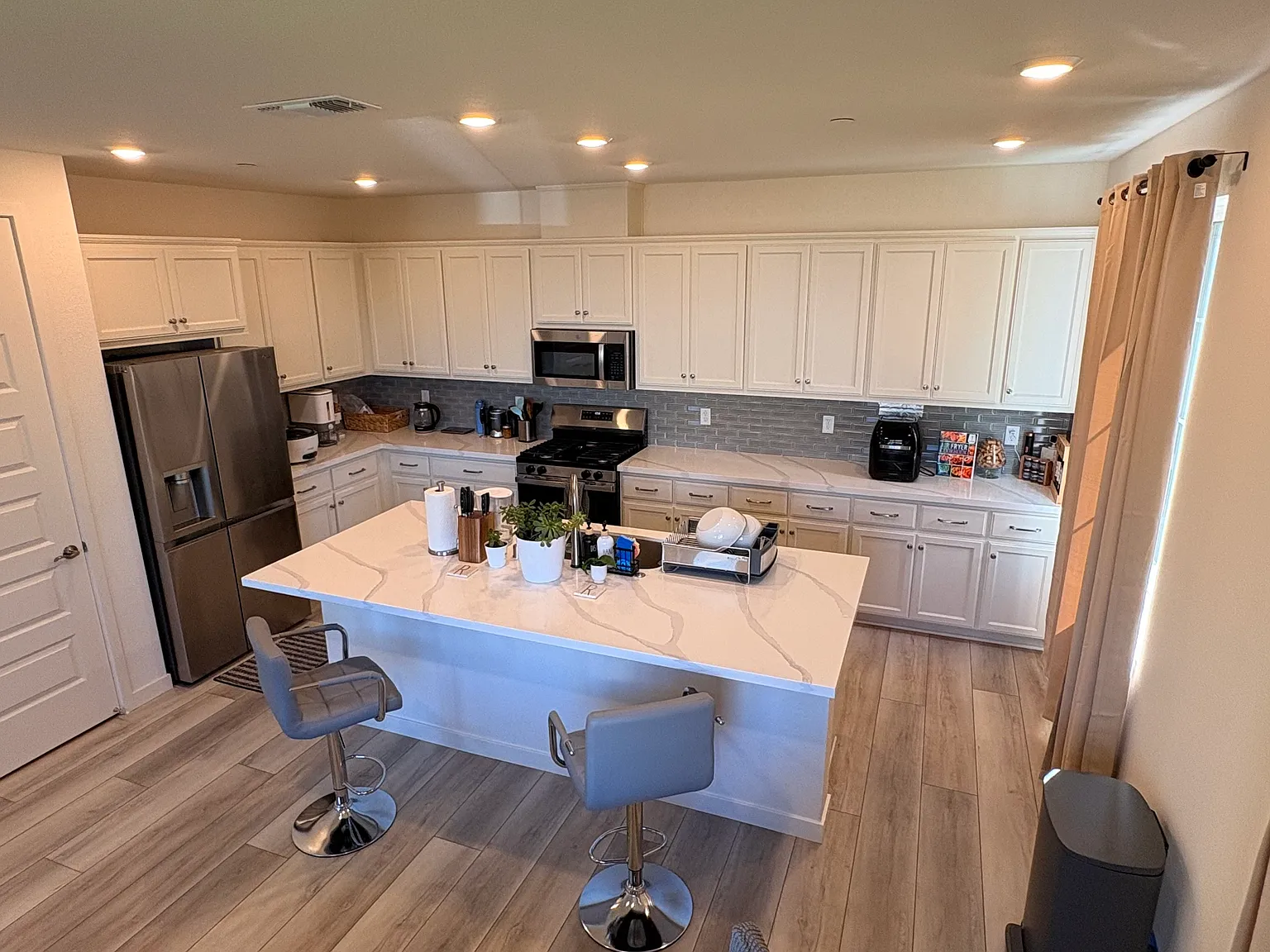 4 bed, 2409 sqft, $1,500 — Photo 3