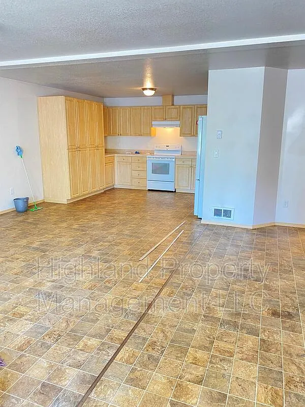 4 bed, 2.0 bath, 1500 sqft, $2,200 — Photo 2