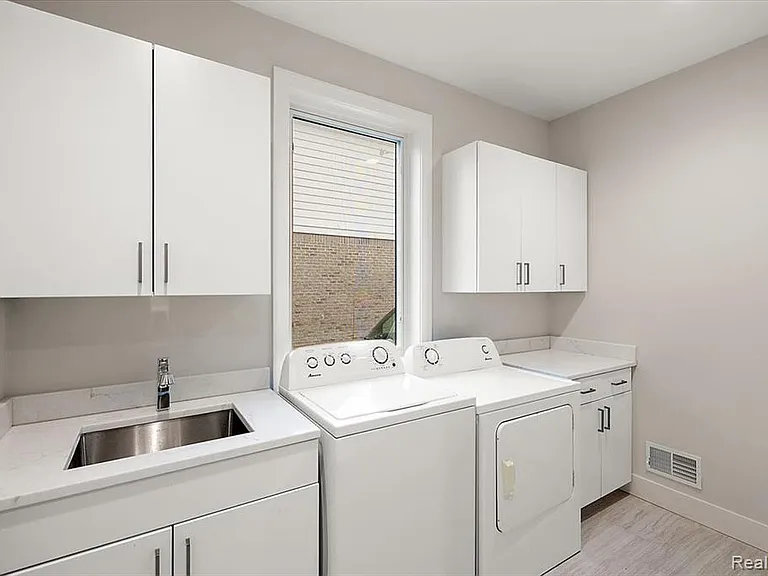 2921 Walsh Dr — Photo 24