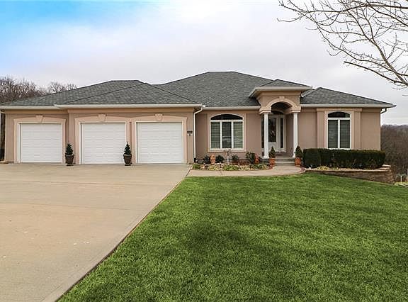 2nd image of 1605 NW Sunridge Dr