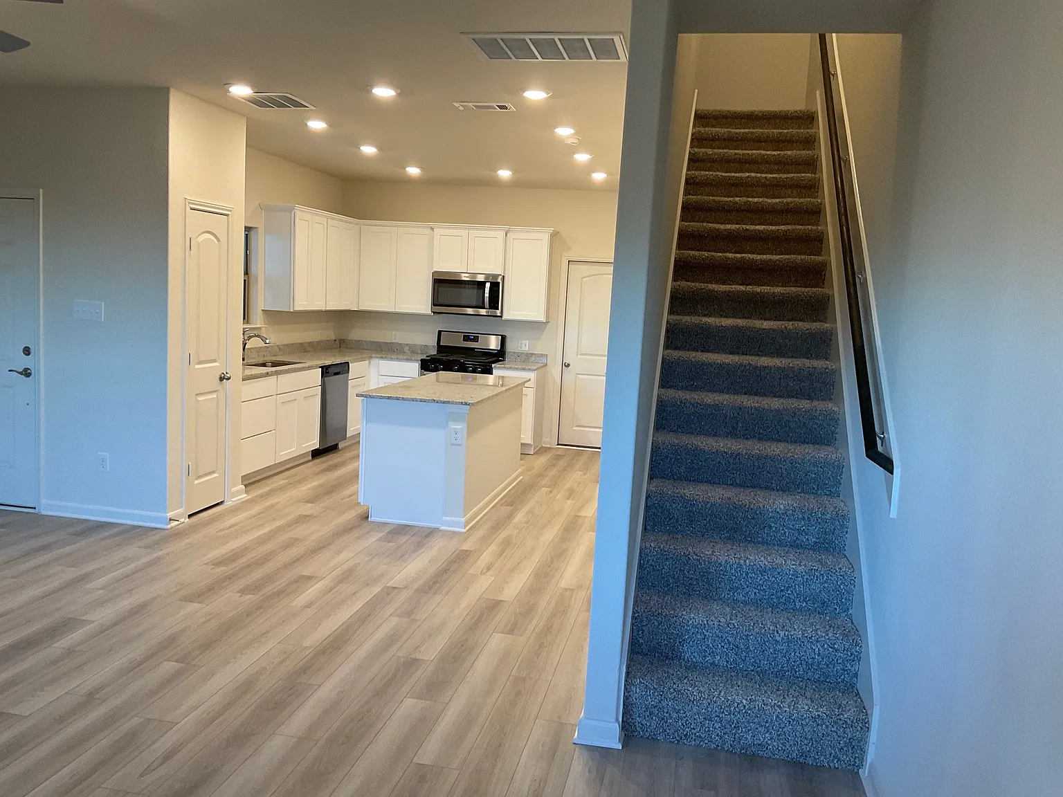325 Stone Ct — Photo 3