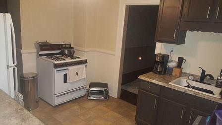 2nd image of 933 W 9th St
