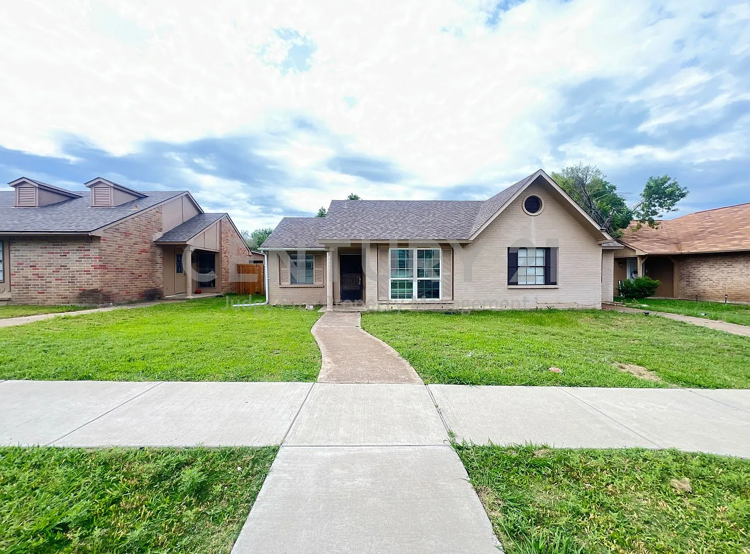 Charming 3/1 Duplex in The Colony For Rent! — Photo 1