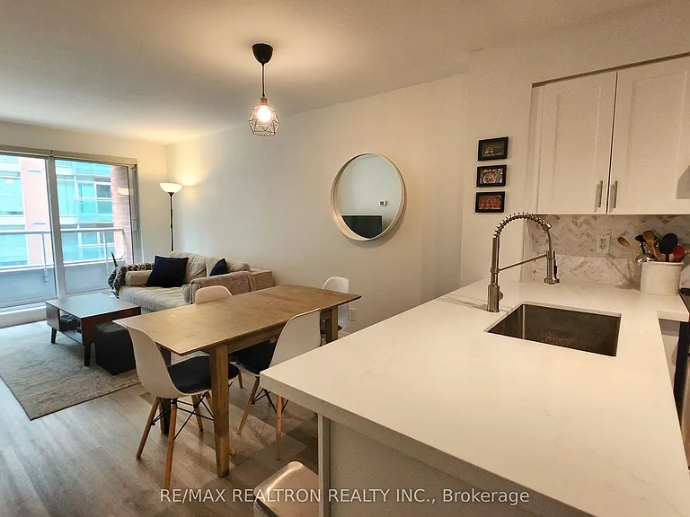 230 King St E #511 — Photo 9