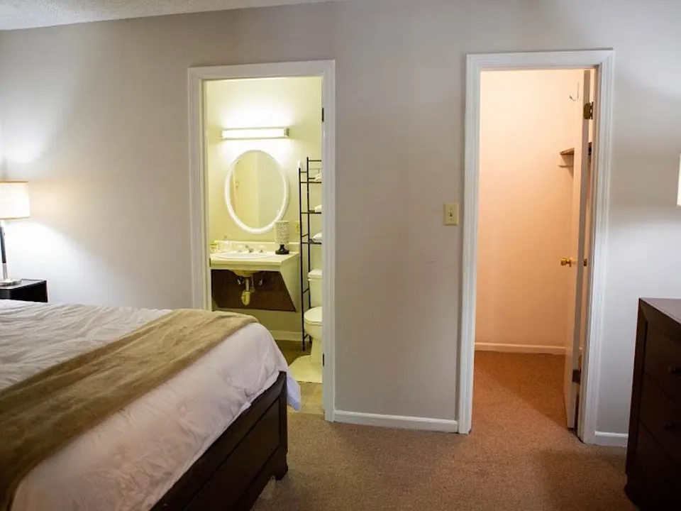 311 Alexander Ave W #206