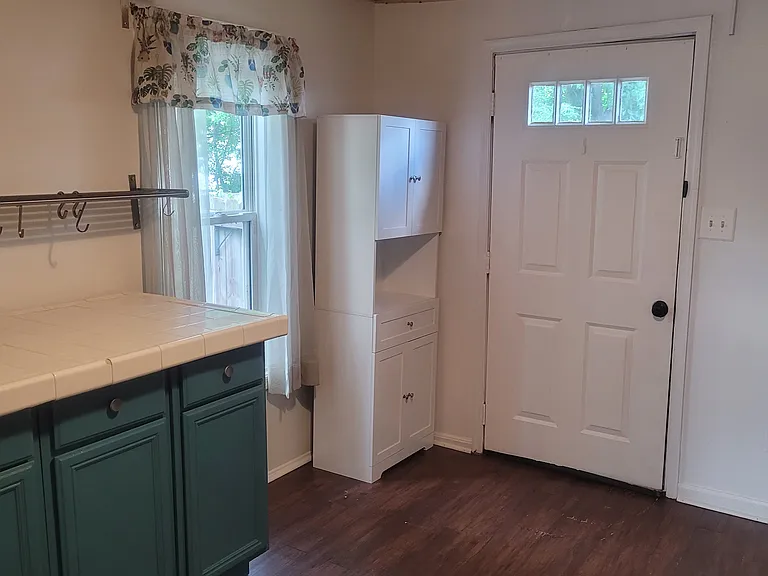 1103 Douglas St — Photo 13