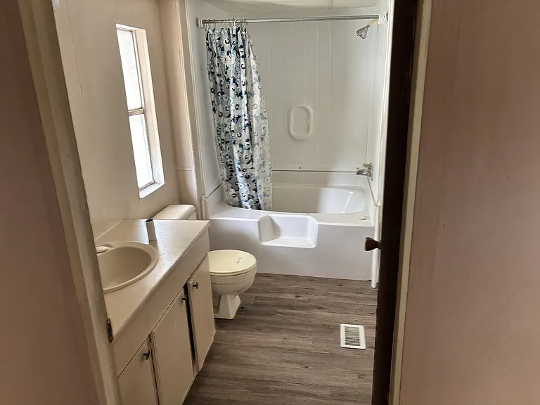 313 NW Park Dr — Photo 5