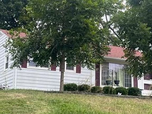 3rd image of 588 Valley View Dr