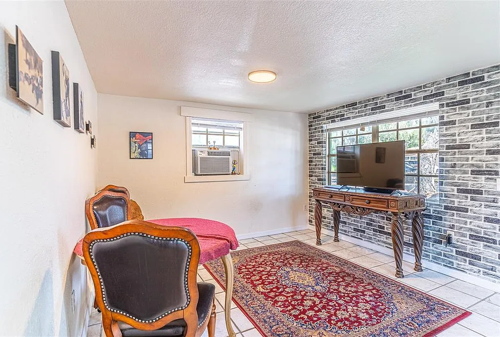 3 bed, 1.0 bath, 912 sqft, $1,225 — Photo 2