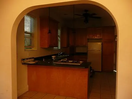 5 bed, 2300 sqft, $525 — Photo 2