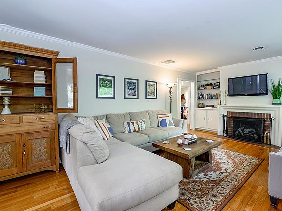 5th image of 434 Queensway Dr