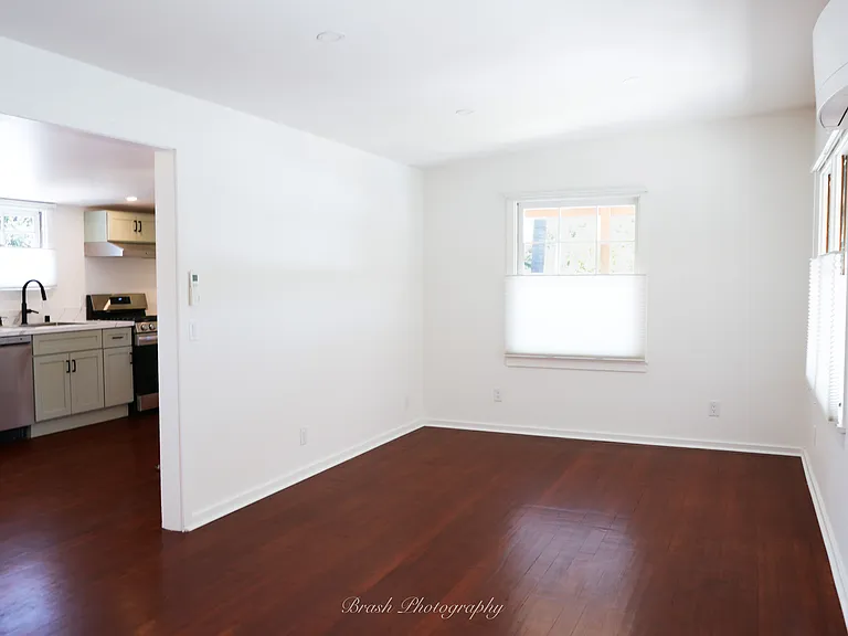 312 E Matilija St — Photo 9