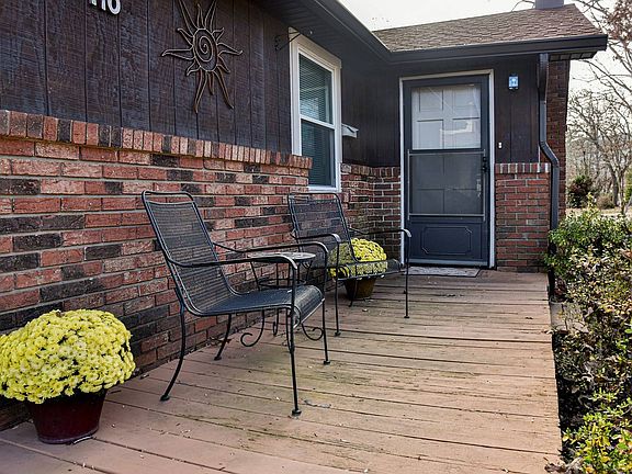 3rd image of 110 Louisa St