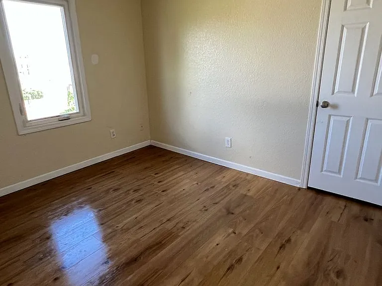 1820 Carolina St — Photo 6