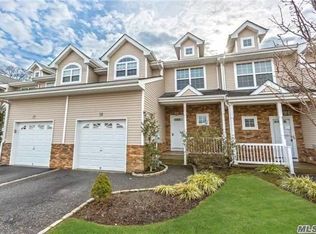 29 Terrace Ln, Patchogue, NY 11772
