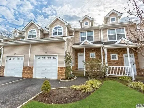 29 Terrace Ln, Patchogue, NY 11772