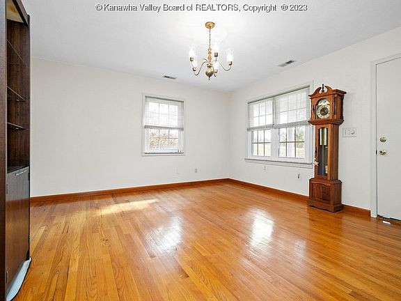 5th image of 92 Grandview Dr
