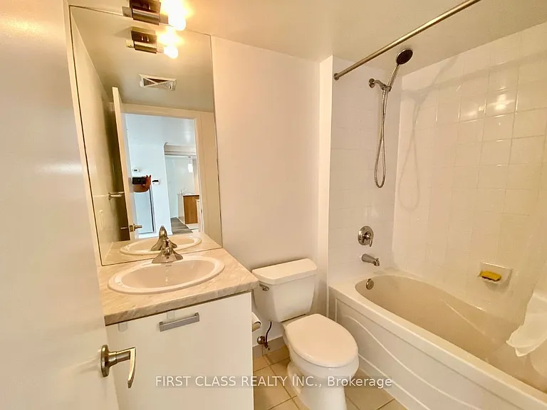 37 Grosvenor St #1301 — Photo 3