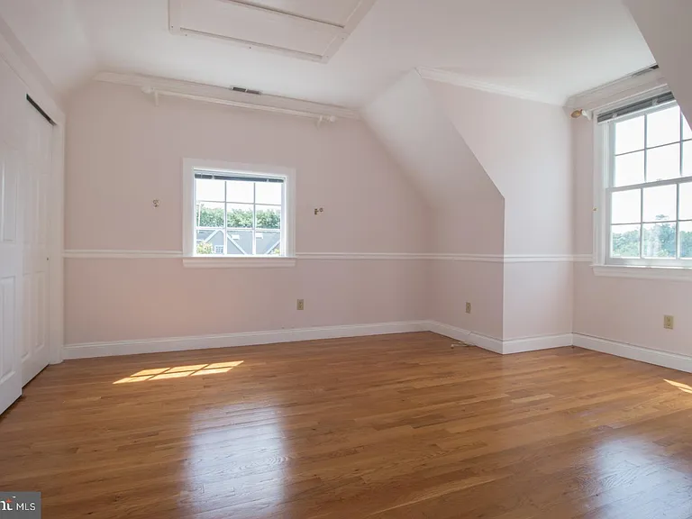 42 Governors Ln — Photo 11