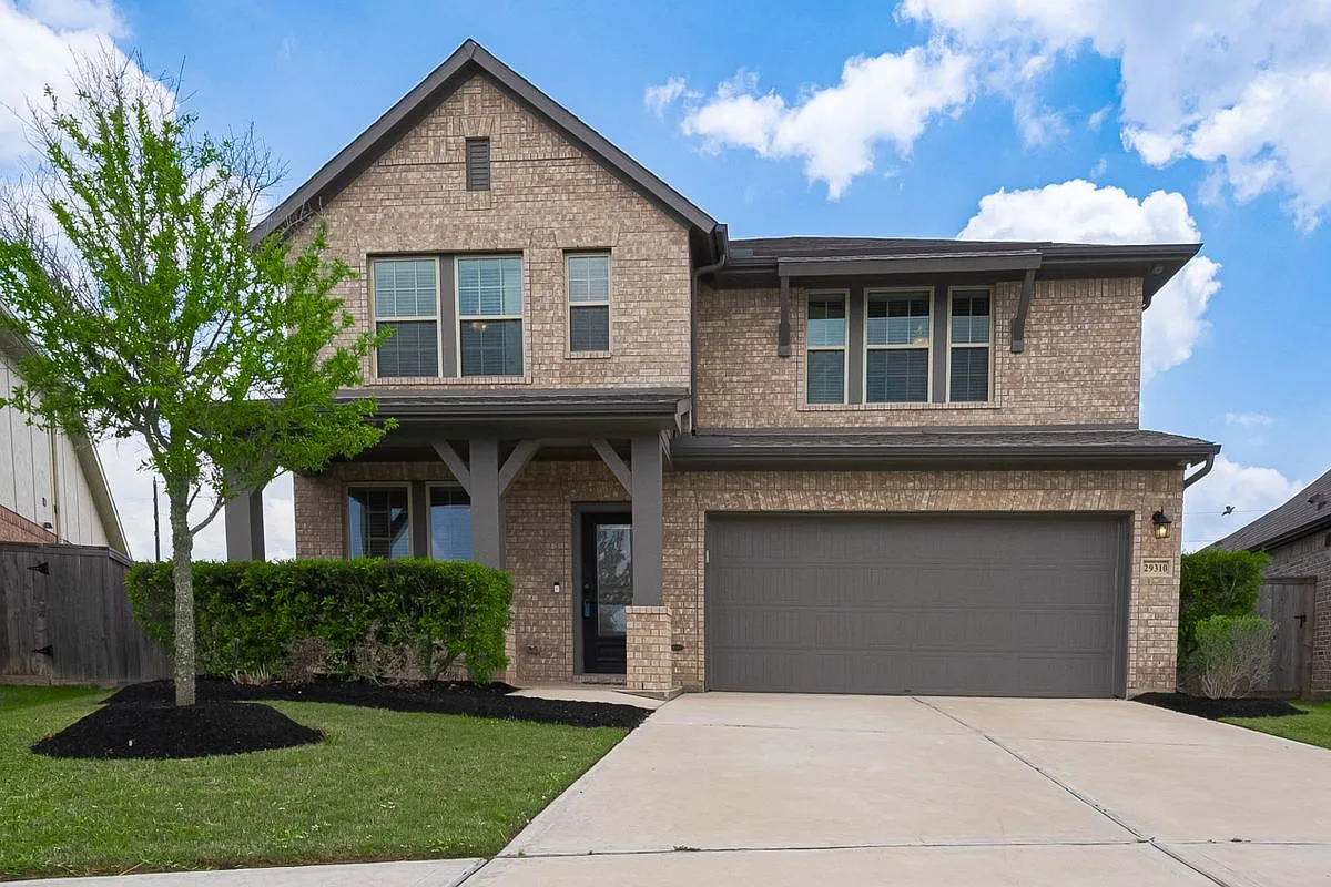 4 bed, 2.5 bath, 2634 sqft, $3,000 — Photo 1