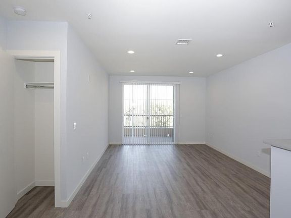5th image of 20937 Bloomfield Ave #102