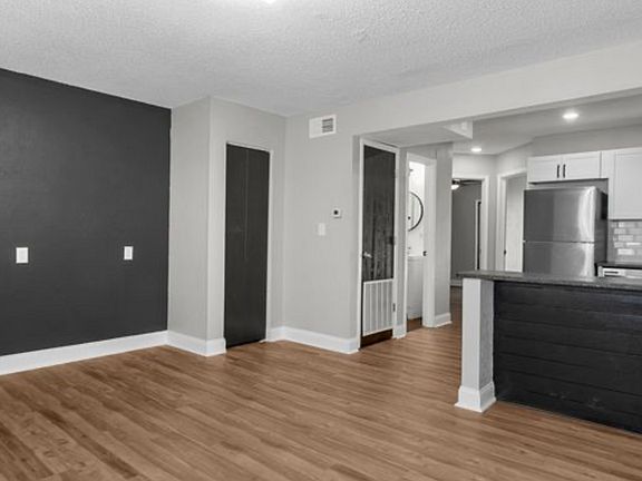 5th image of 1501 W 25th Ct