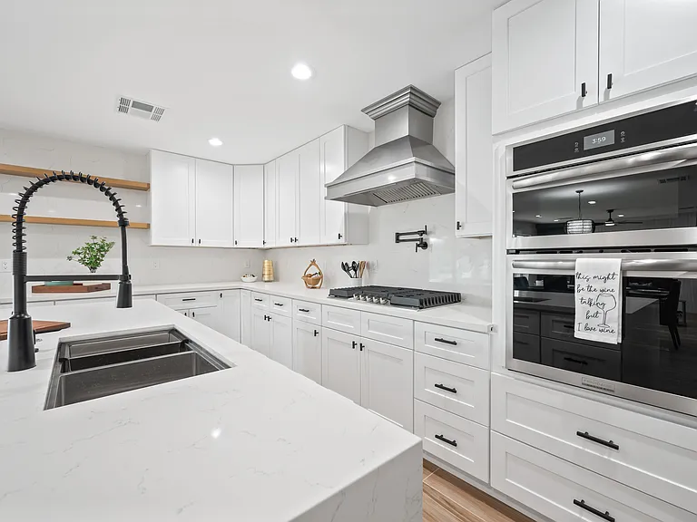 1010 E Indianola Ave — Photo 3