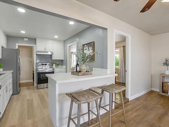 5th image of 1047 Las Palmas Dr