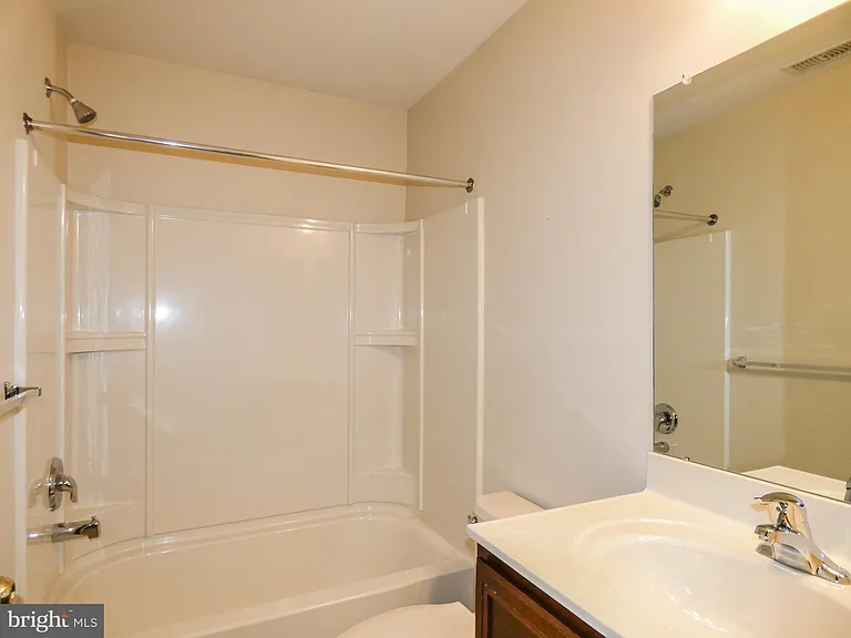 2105 Lexington Mews — Photo 27