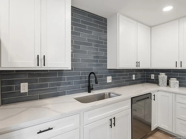 123 E Brandon — Photo 14