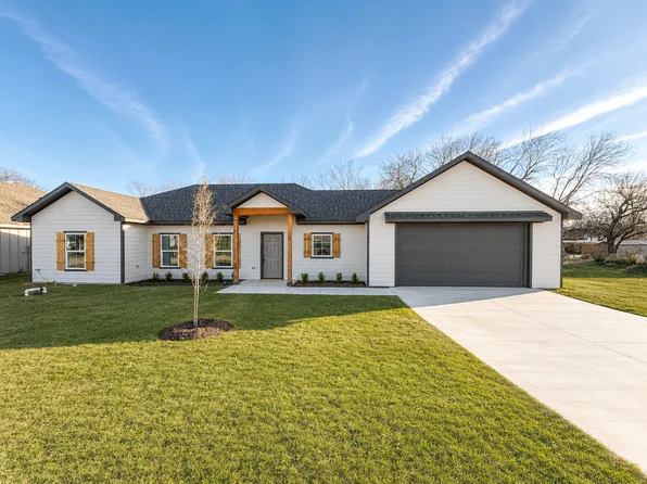 104 Kirkland St, Sanger, TX 76266