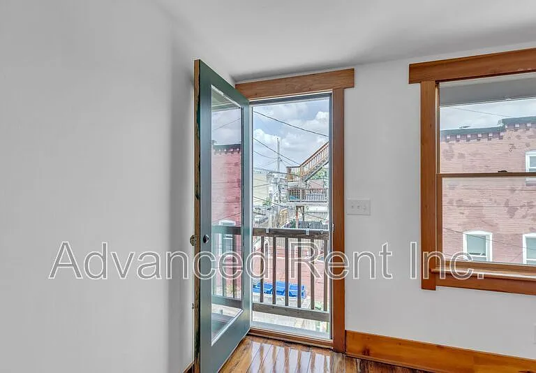 2802 E Fairmount Ave — Photo 23