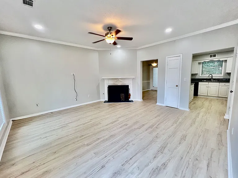 604 Wedgewood Way — Photo 2