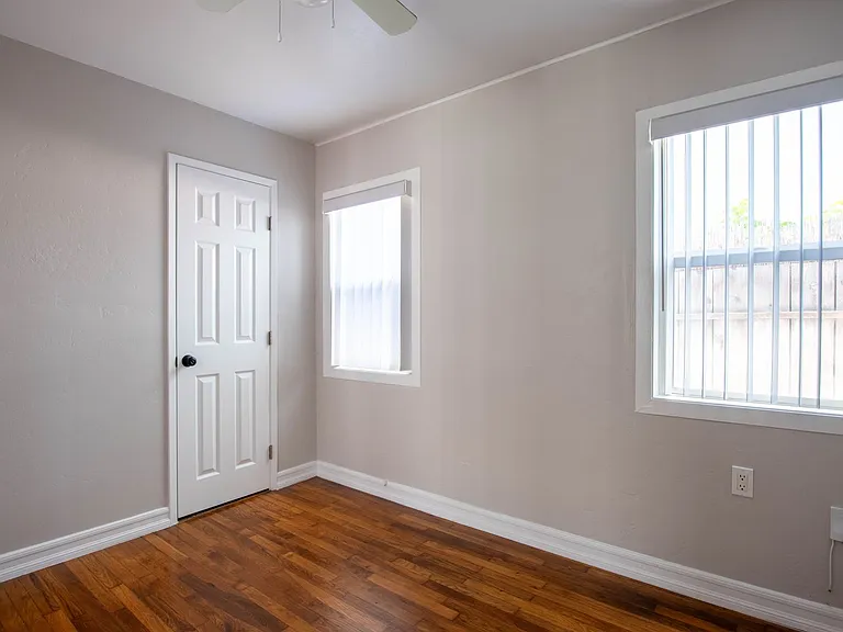 1210-1216 Robinson Ave — Photo 6