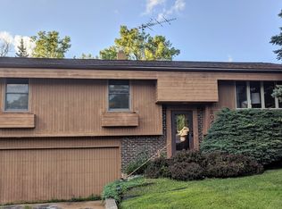 304 Channel Dr, Island Lake, IL 60042